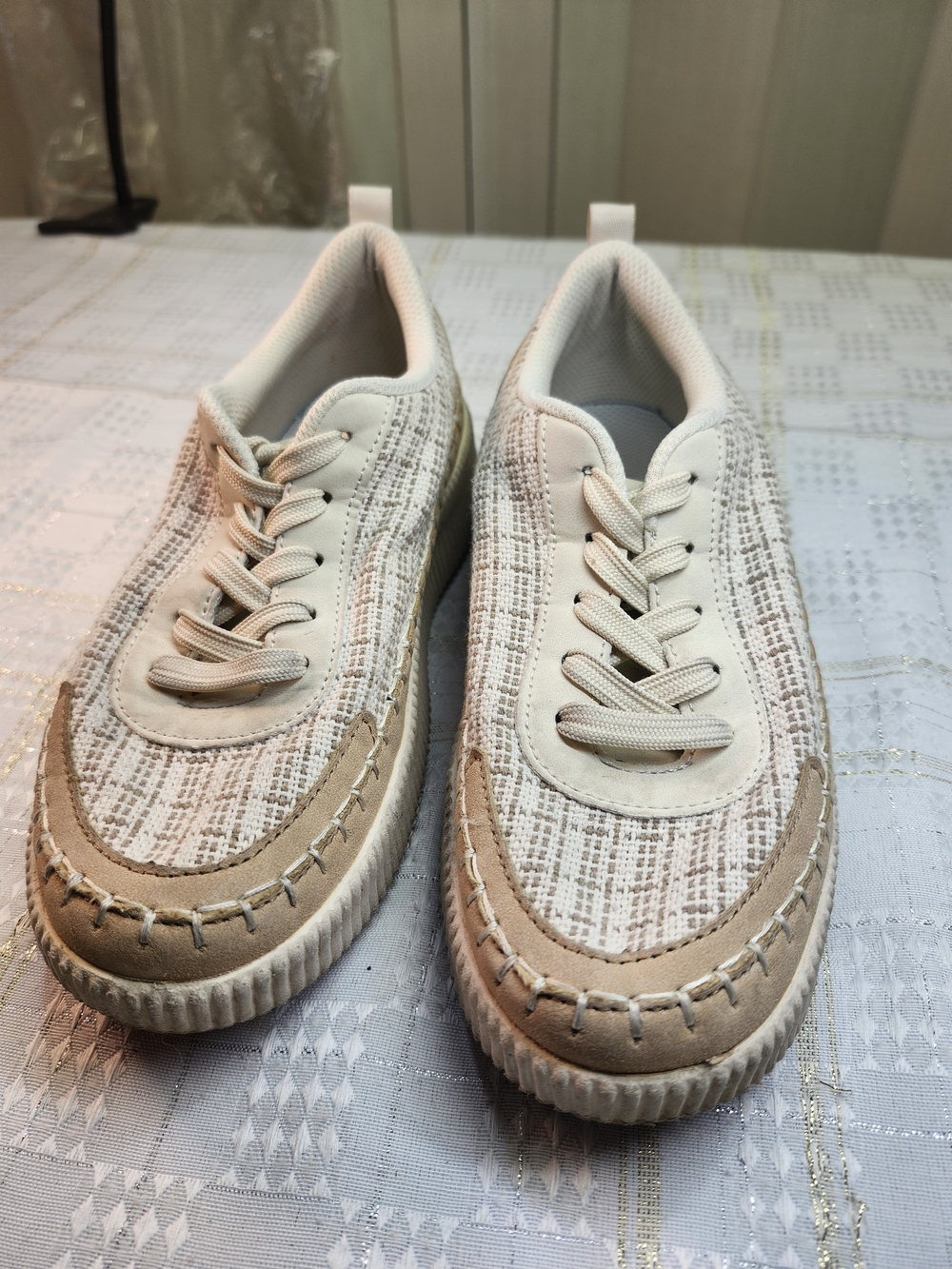 LUCKY STEP Neutral Lace-Up Women’s Sneakers in Beige and Cream